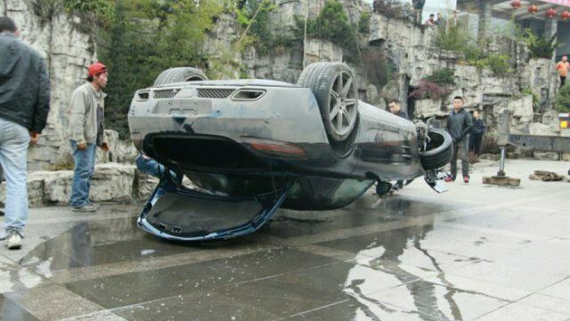 Illustration for article titled This Is What A Mercedes-Benz SLS AMG Looks Like When It's Upside Down In A Chinese Pond
